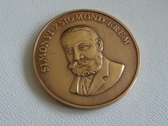 simonyi erem latvany